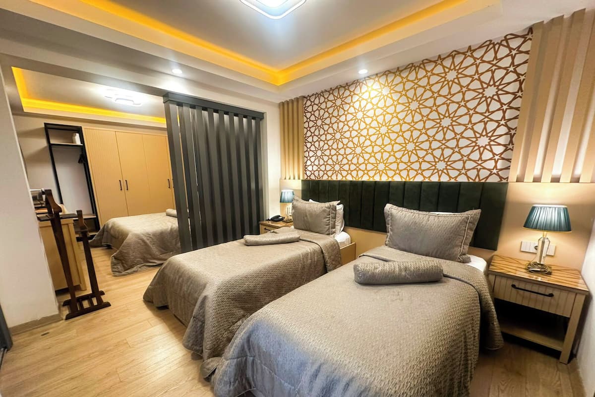 Family Dört Kişilik Oda, Avlu Manzaralı | Kaliteli yatak takımı, memory foam (visko elastik) yatak, minibar 
