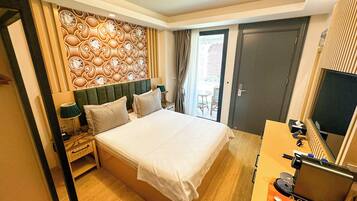 Camera Luxury, vista mare parziale | Biancheria da letto di alta qualità, materassi in memory foam, minibar