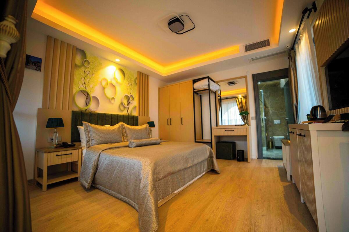 Deluxe Oda, 1 En Büyük (King) Boy Yatak, Deniz Manzaralı | Kaliteli yatak takımı, memory foam (visko elastik) yatak, minibar 