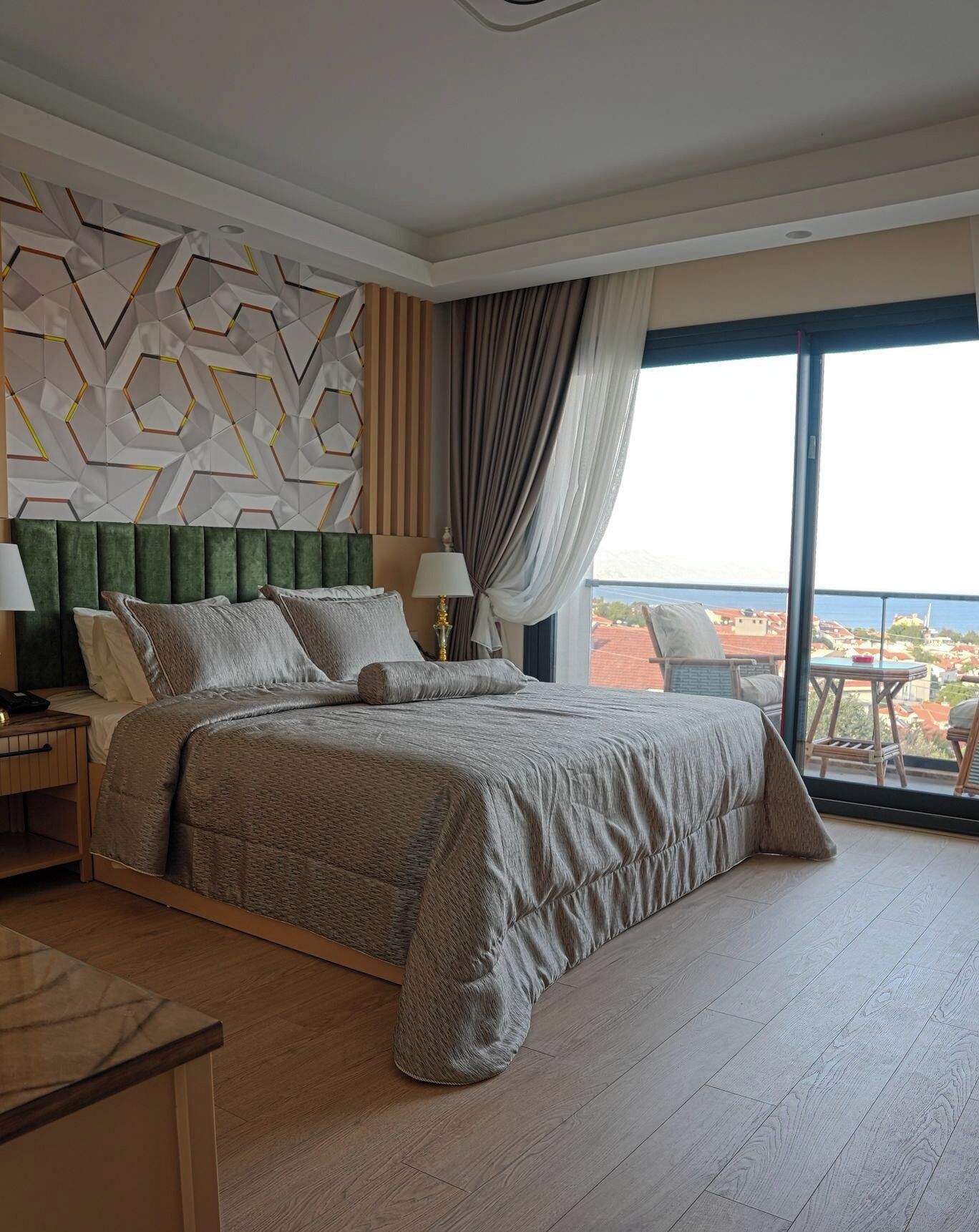 Habitación familiar, 2 habitaciones, balcón, vistas al mar | Ropa de cama de alta calidad, colchones viscoelásticos, minibar