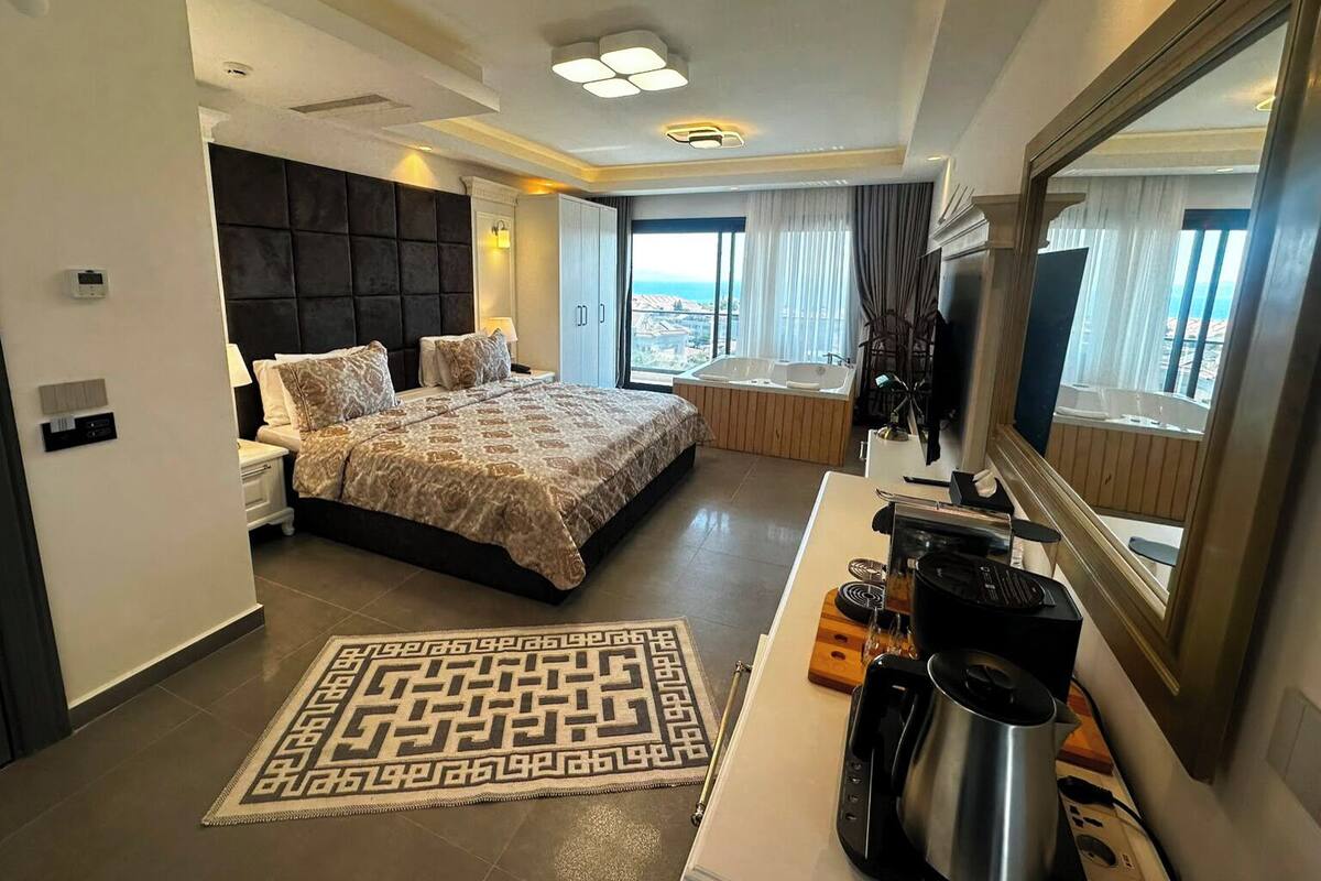Romantic Stüdyo Süit, Balkon, Deniz Manzaralı | Kaliteli yatak takımı, memory foam (visko elastik) yatak, minibar 