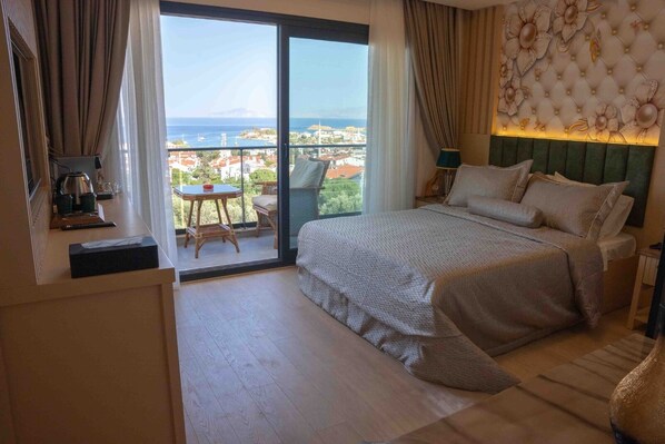Deluxe Room, 1 King Bed, Sea View