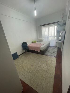 Shared Dormitory, 1 Bedroom, Smoking, Balcony - Room-very Prime Location From Lisbon air (Lisbon)