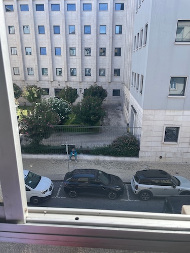 Room in Guest Room - Very Prime Location From Lisbon Airport