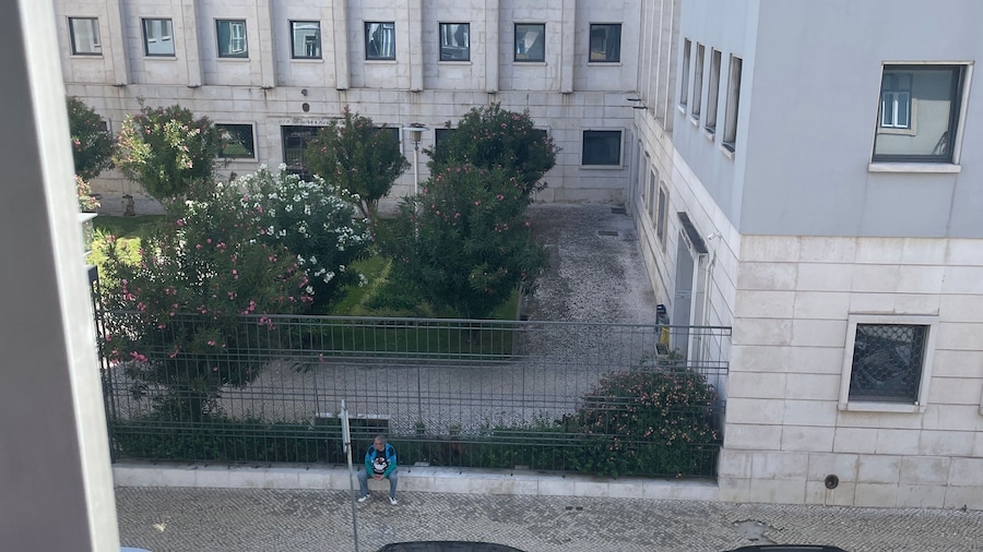 Room in Guest Room - Very Prime Location From Lisbon Airport