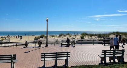 2 Bdrm Apt w King Size Bed, 3 Work Desk, & More in welcoming Philadelphia!