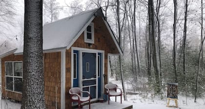 Old Blue Tiny House/ bath house with breakfast/spa