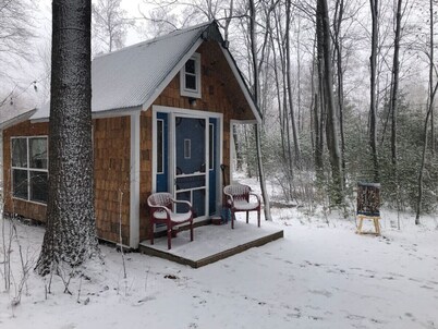 Old Blue Tiny House/ bath house with breakfast/spa