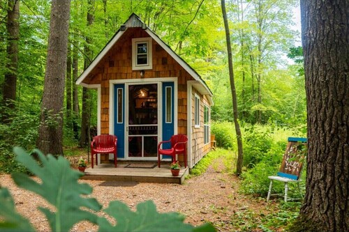 Old Blue Tiny House/ bath house with breakfast/spa