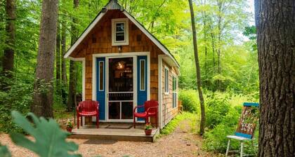 Old Blue Tiny House/ bath house with breakfast/spa
