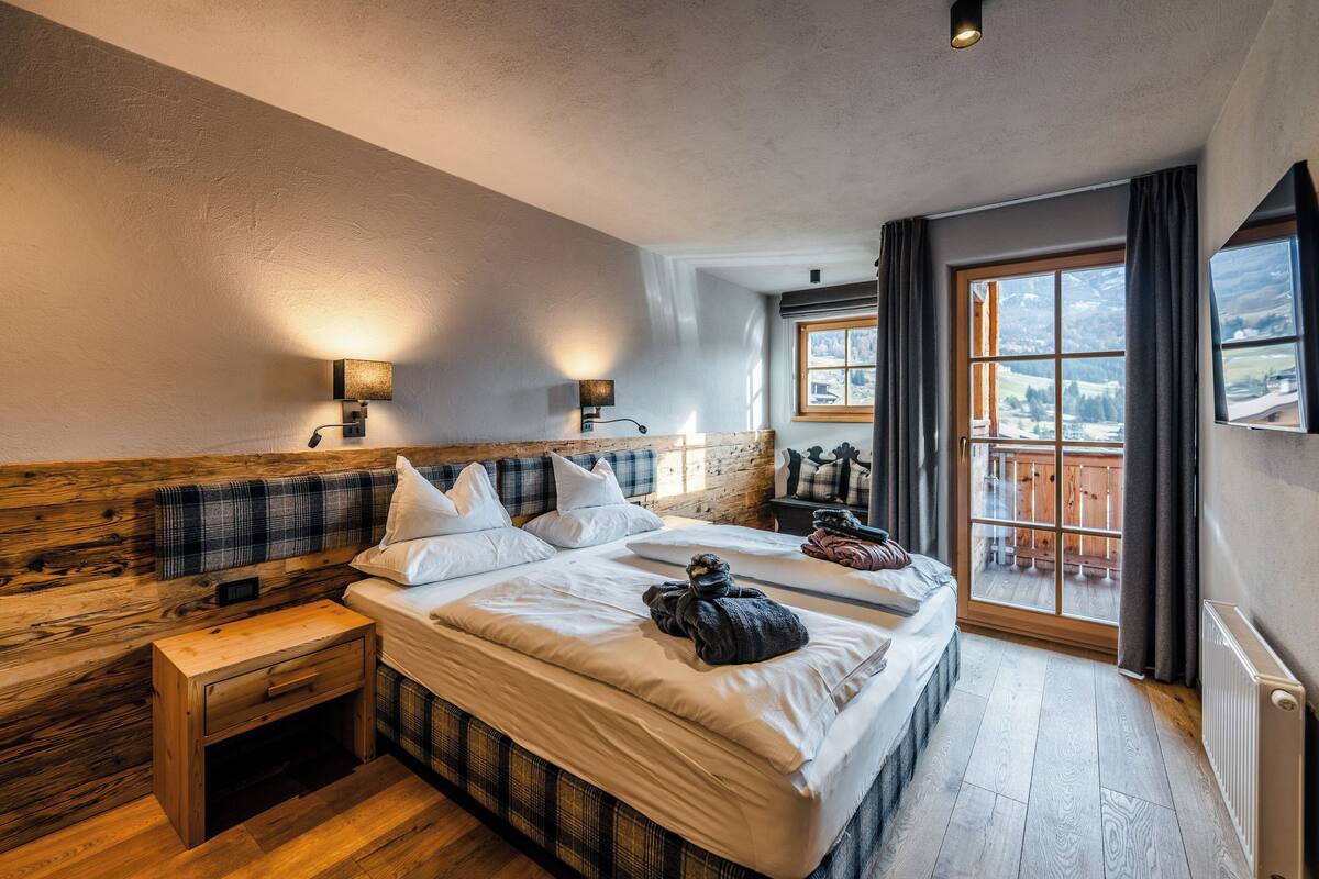 Fjölskyldusvíta | Dúnsængur, öryggishólf í herbergi, myrkratjöld/-gardínur, hljóðeinangrun