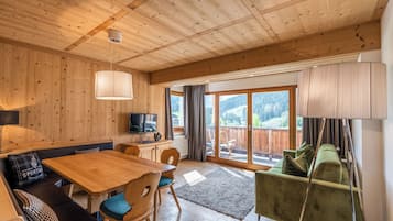 Appartamento Panoramic, Vista Montagna, Strada Altin, 5 | Living area | 40-inch flat-screen TV with digital channels