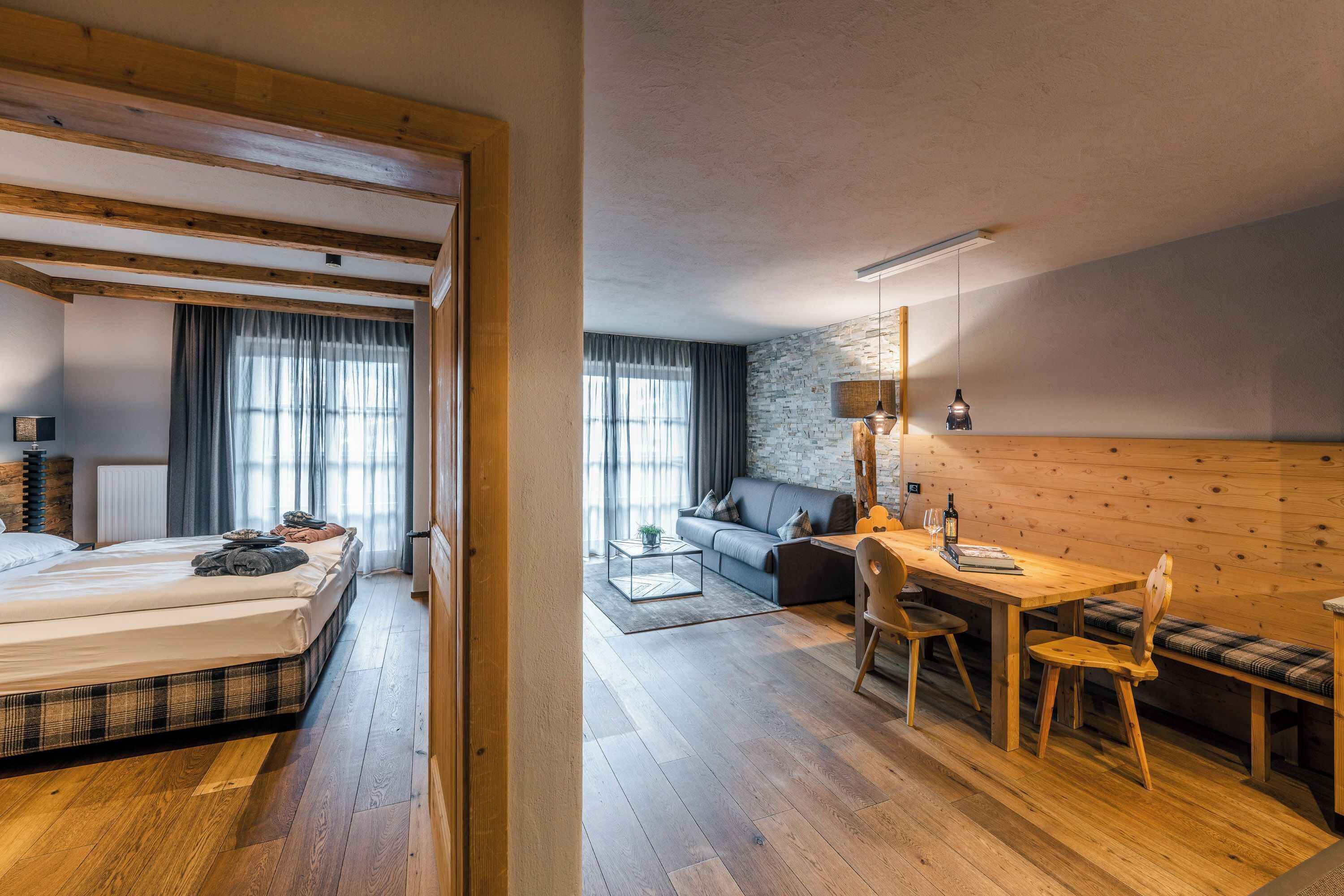 Standard-Suite | Daunenbettdecken, Zimmersafe, Verdunkelungsvorhänge