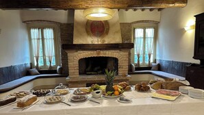 Petit déjeuner composé de spécialités régionales compris tous les jours