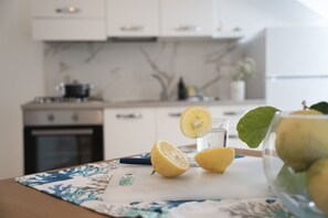 Een koelkast, een microgolfoven, een oven, een kookplaat