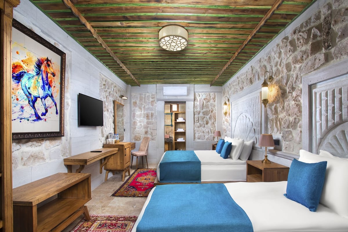 Chambre triple supérieure, terrasse, vue sur la vallée | Aire de séjour | Téléviseur connecté de 42 po avec télévision par satellite