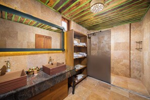 Elite-Zimmer, 1 King-Bett, Talblick | Badezimmer | Dusche, Regendusche, Designer-Toilettenartikel, Haartrockner