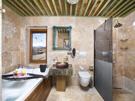 Suite Royal, bañera de hidromasaje, vistas al valle | Vistas a la montaña