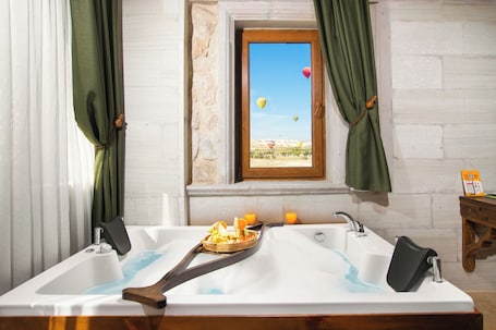 Ropa de cama de alta calidad y minibar con artículos gratuitos . Rapsodi Cappadocia