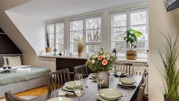 Full-size fridge, microwave, oven, stovetop