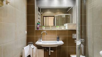 Badekar, hårtørrer, håndklæder, Sæbe