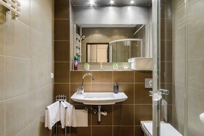 Bathtub, hair dryer, towels, soap - Lumina 2-level charming apart (Warsaw)