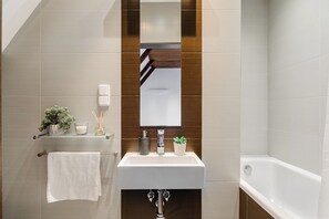 Bathtub, hair dryer, towels, soap - Lumina 2-level charming apart (Warsaw)