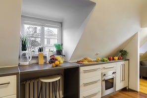 Full-size fridge, microwave, oven, stovetop