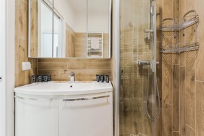 Apartment | Badezimmer | Dusche, Haartrockner, Bidet, Handtücher