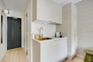 City studio | Privékeuken | Een espressoapparaat, een waterkoker