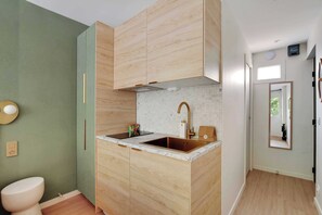 Una cucina funzionale con mobili in legno, un lavello e un piano di lavoro.
