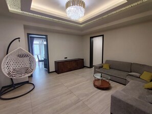 Living area - Spacious 4-bedroom apartment with WiFi, AC in awesome Yerevan (Yerevan)