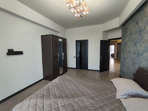 4 bedrooms, iron/ironing board, WiFi, bed sheets
