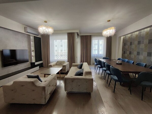 Living area - Spacious 4-bedroom apartment with WiFi, AC in awesome Yerevan (Yerevan)