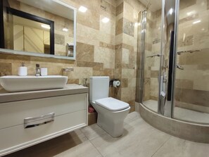 淋浴设施、吹风机、毛巾、肥皂