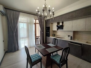 Private kitchen - Spacious 4-bedroom apartment with WiFi, AC in awesome Yerevan (Yerevan)