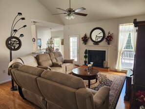 Smart TV, DVD player, books - Spacious 5-bedroom house with kitchens and decks on both levels. (Mineral)