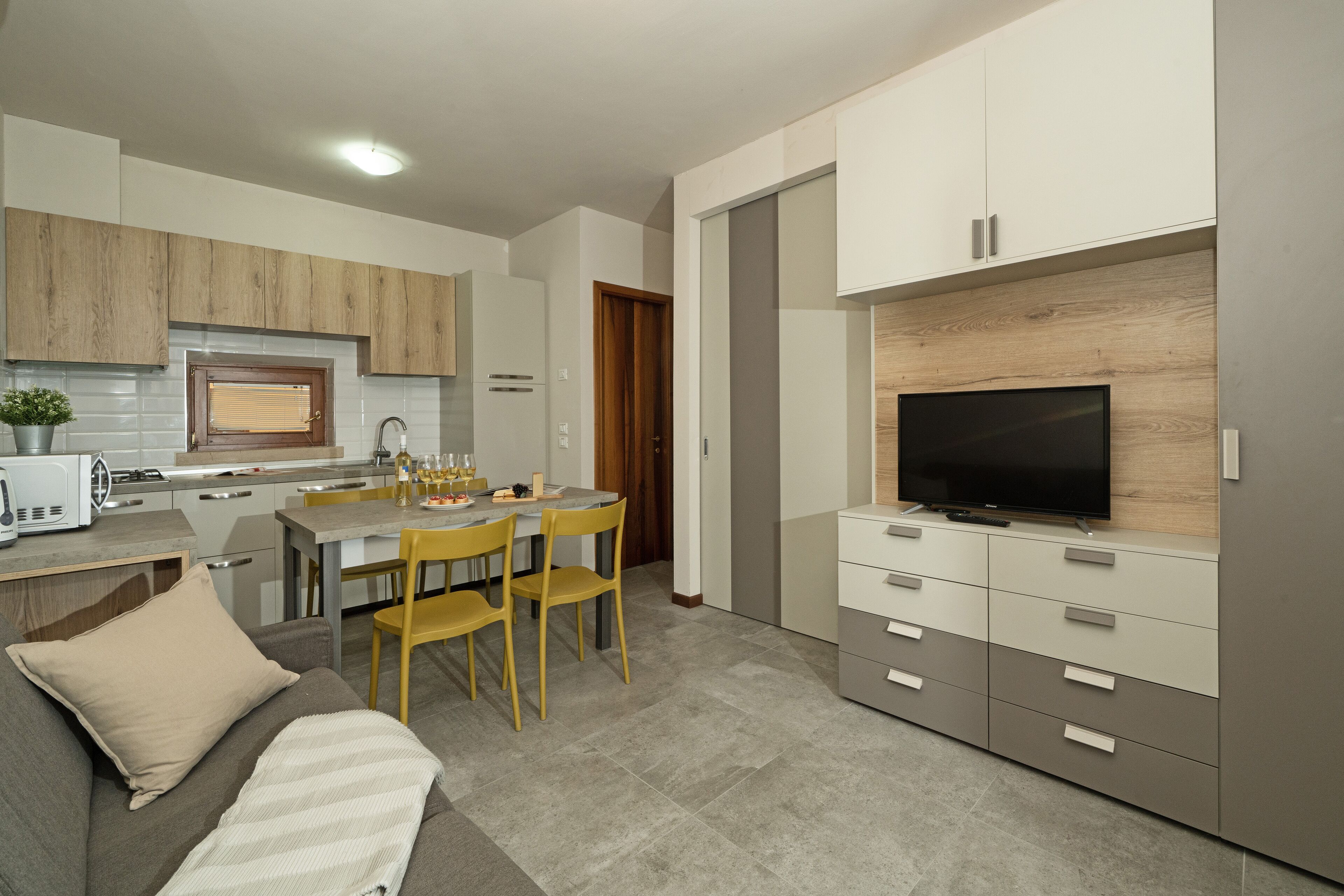 Apartment | Living area | 30-cm TV with digital channels