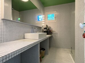 Dusj, hårføner, håndklær og såpe