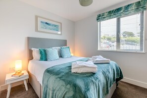 4 عدّة غرف نوم وواي فاي مجانًا وملاءات أسرّة