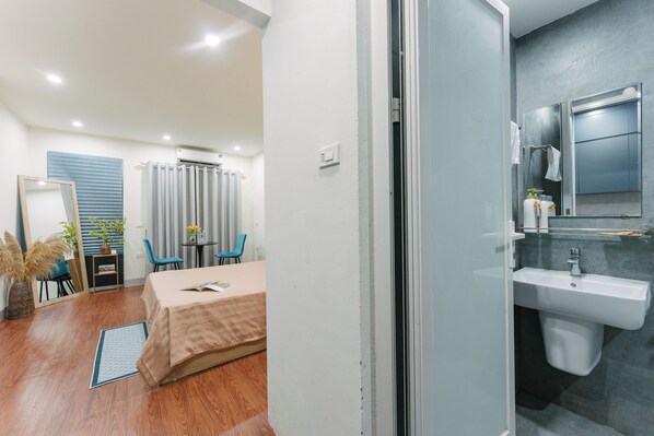 1 dormitorio, tabla de planchar con plancha, wifi y ropa de cama