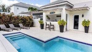 Outdoor pool - Beautiful Tropical Villa with Private Pool / Pool Bar /Grill / Sandy Beach (Nassau)