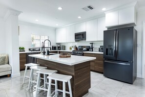 Fridge, microwave, oven, stovetop - Beautiful Tropical Villa with Private Pool / Pool Bar /Grill / Sandy Beach (Nassau)