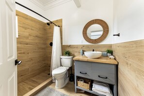 Douche, sèche-cheveux, serviettes fournies