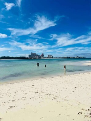 På stranden, liggestole, badehåndklæder