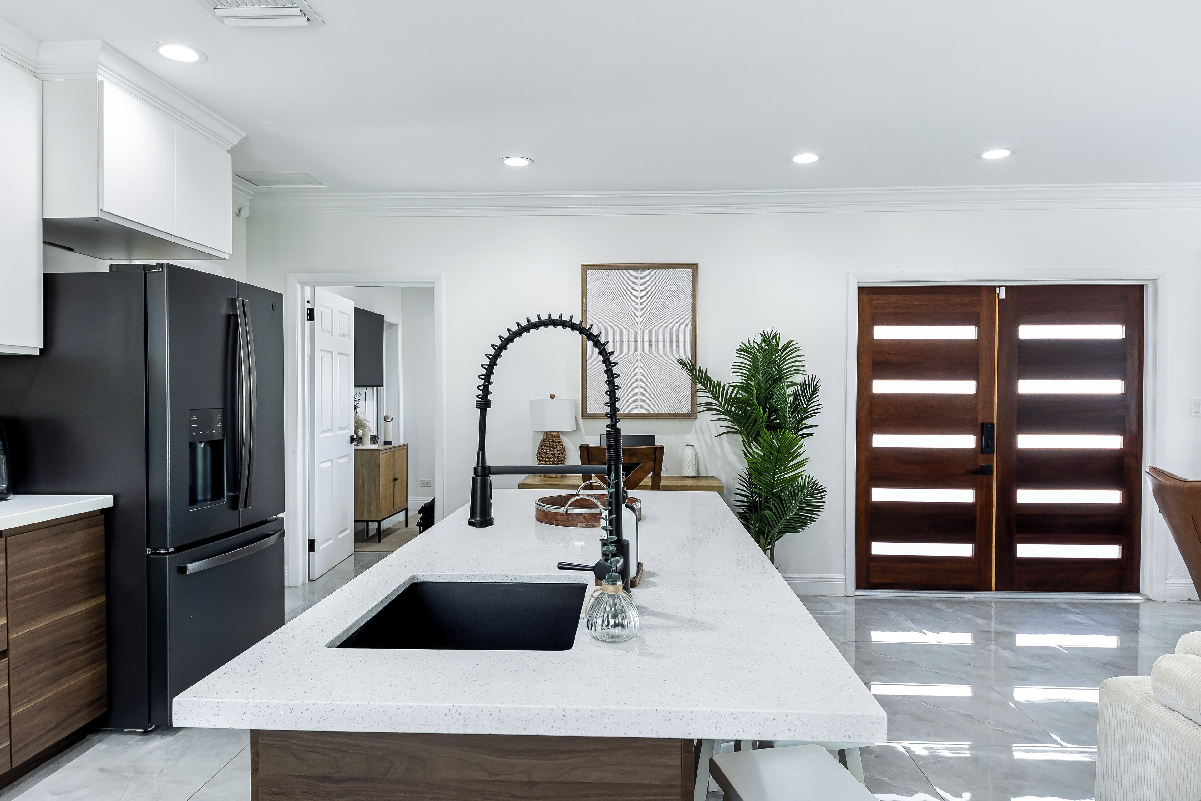 ثلاجة، ميكروويف، فرن، موقد طهي مسطح