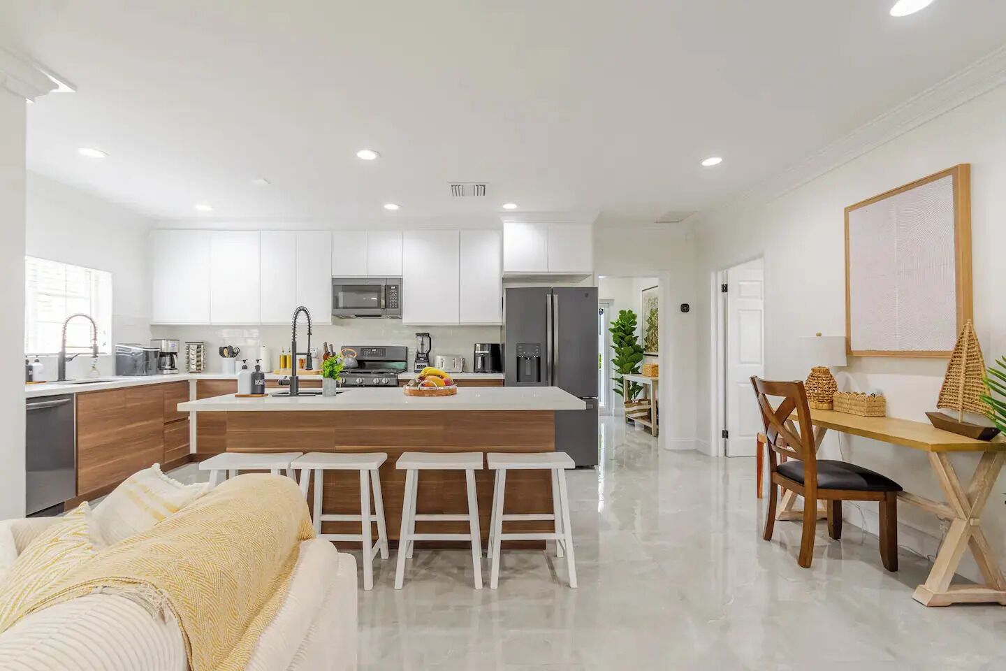 Een koelkast, een magnetron, een oven, een kookplaat