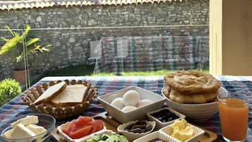 Café da manhã completo todos os dias (EUR 5 por pessoa)