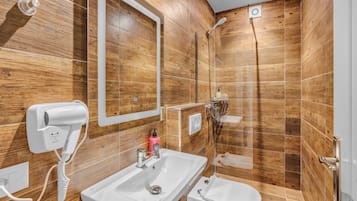 Quarto triplo conforto, 3 camas de solteiro, vista para o jardim | Banheiro | Chuveiro, secador de cabelo, toalhas de banho, sabonete