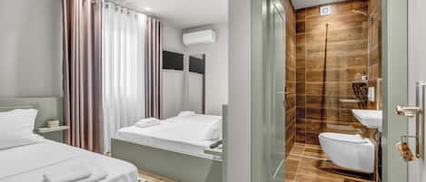 City Triple Room | Soundproofing, free WiFi, bed sheets